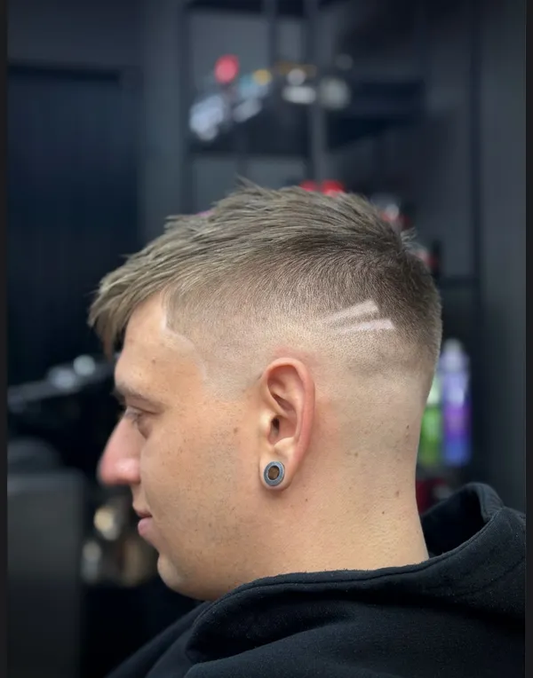 Textured crop met design-lijn, bij Hamak Barber